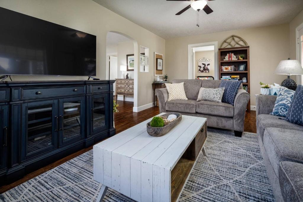 un salon avec un canapé et une table dans l'établissement Gaibler Country Cottage, à Newberg