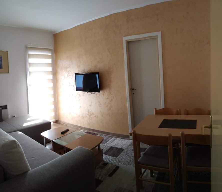 sala de estar con sofá y mesa en Apartman Gogi en Zlatibor