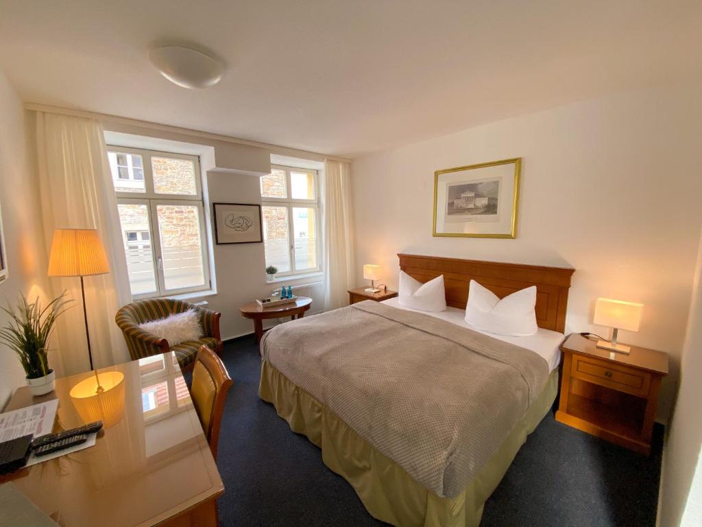 Postel nebo postele na pokoji v ubytování deckerts Hotel am Katharinenstift