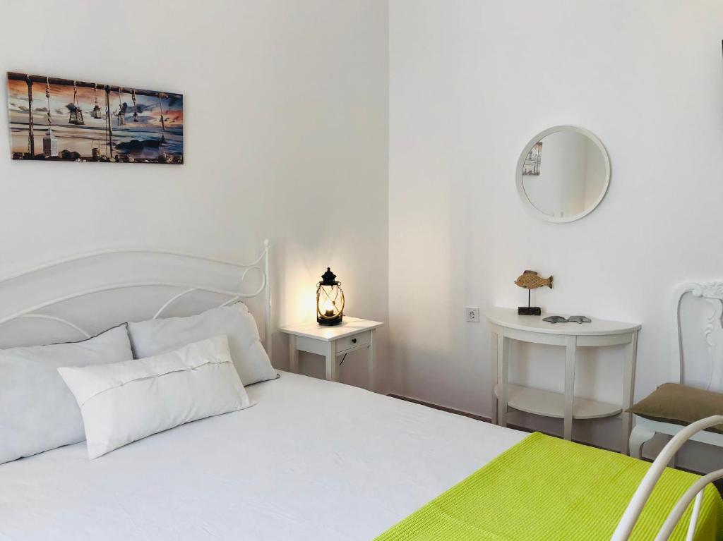 Postel nebo postele na pokoji v ubytování Stylish Home for 6 in Adamas