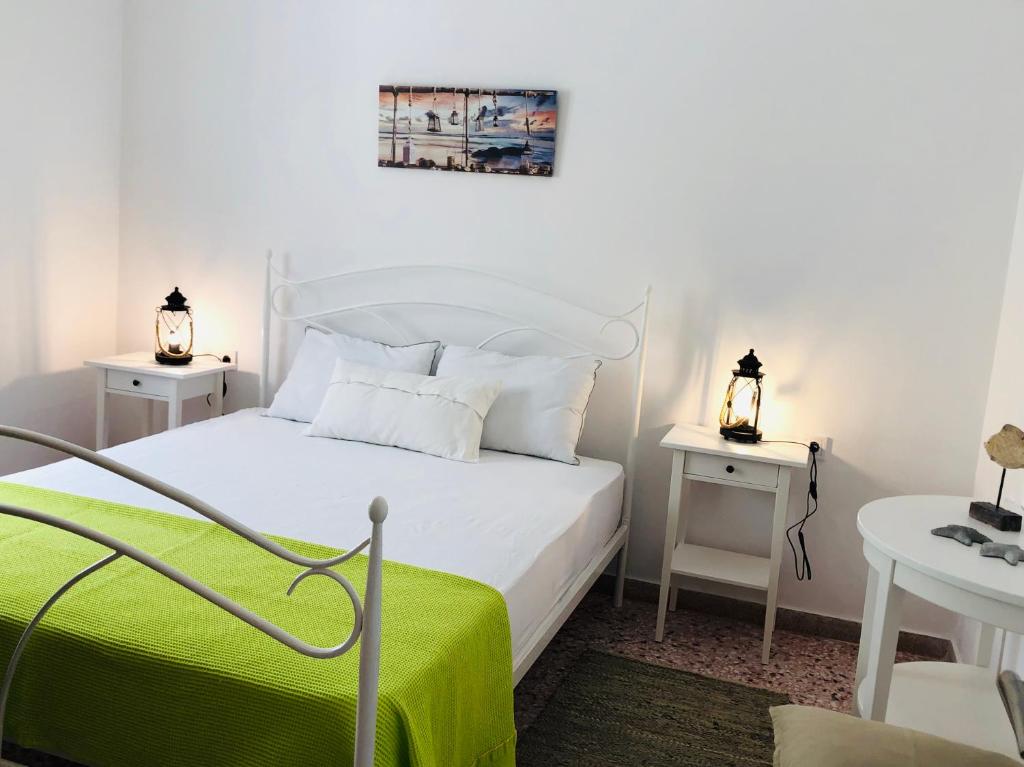 Postel nebo postele na pokoji v ubytování Stylish Home for 6 in Adamas
