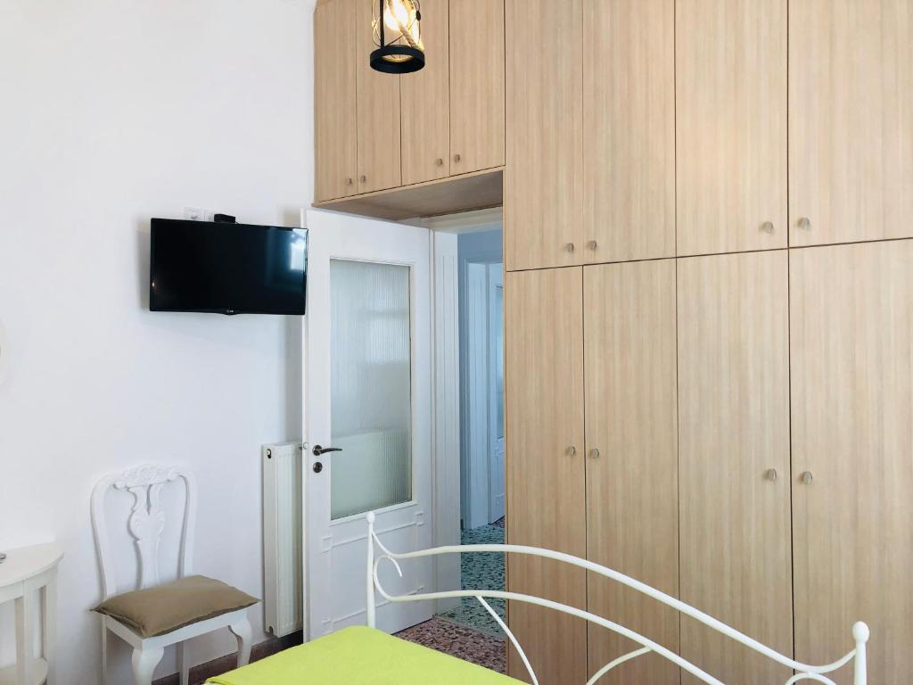 TV a/nebo společenská místnost v ubytování Stylish Home for 6 in Adamas