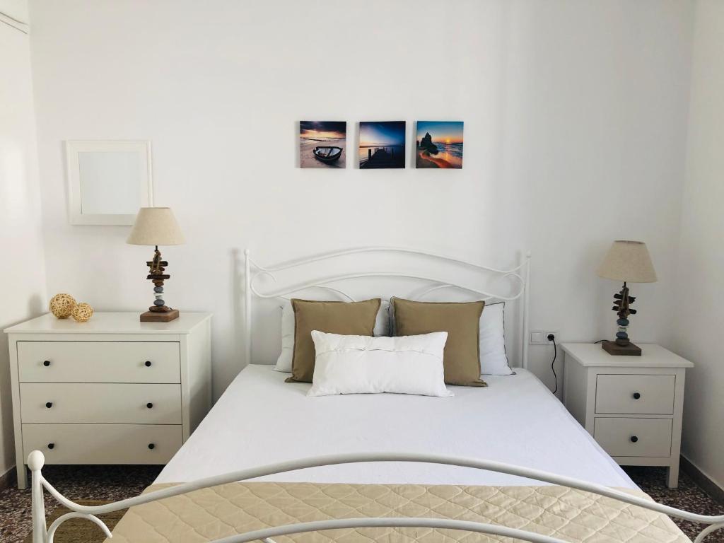 Postel nebo postele na pokoji v ubytování Stylish Home for 6 in Adamas