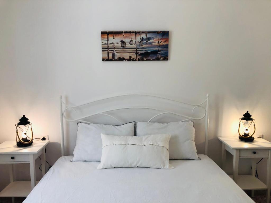 Postel nebo postele na pokoji v ubytování Stylish Home for 6 in Adamas