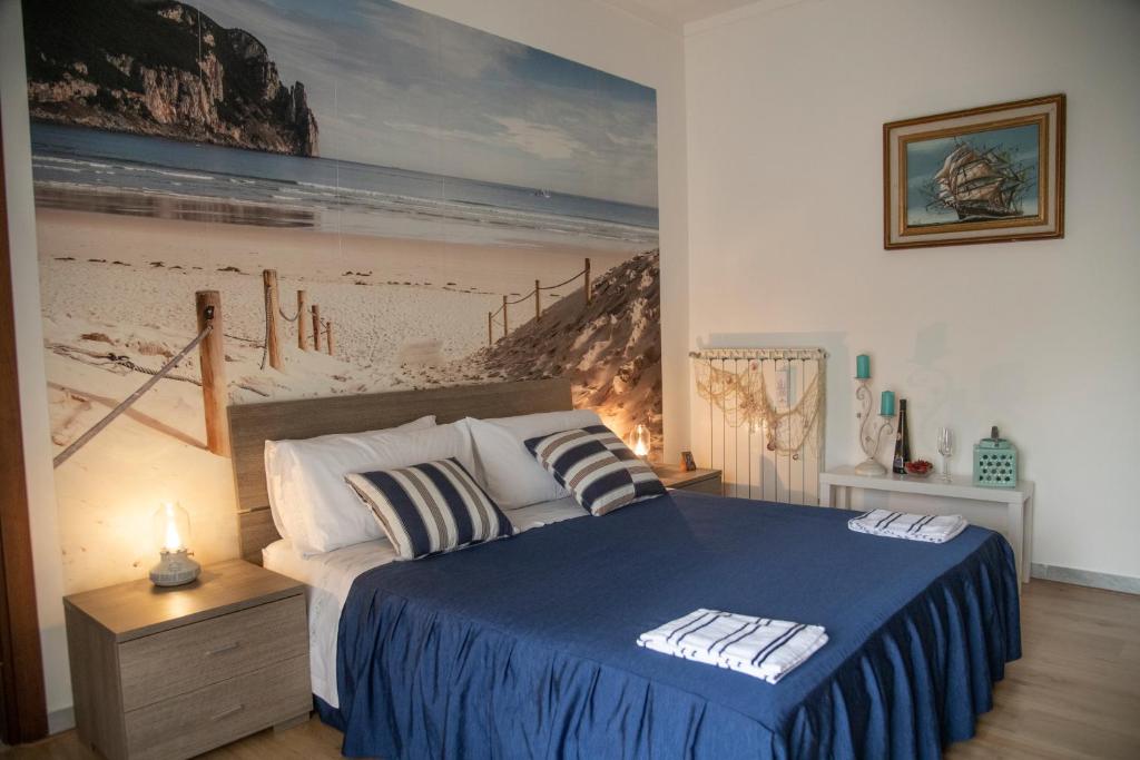 een slaapkamer met een bed met een schilderij aan de muur bij Casa Laura in Terracina