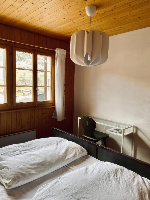 Postel nebo postele na pokoji v ubytování Chalet Amwäg