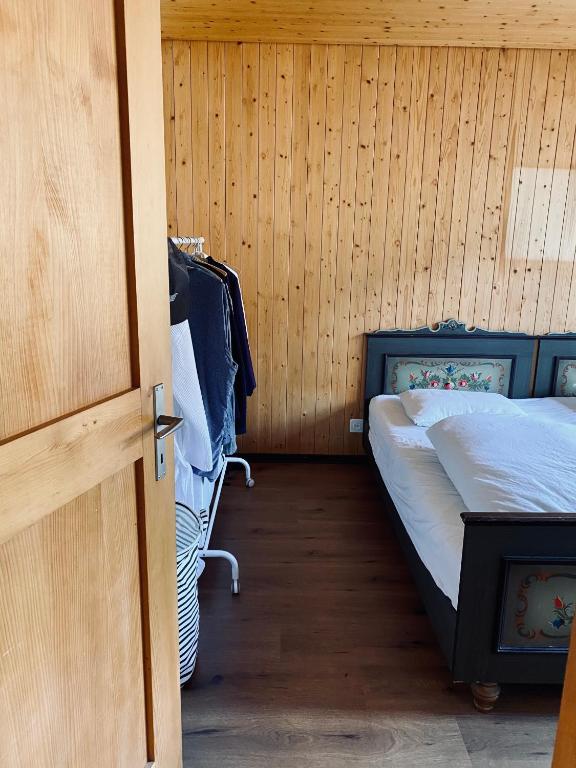 Postel nebo postele na pokoji v ubytování Chalet Amwäg