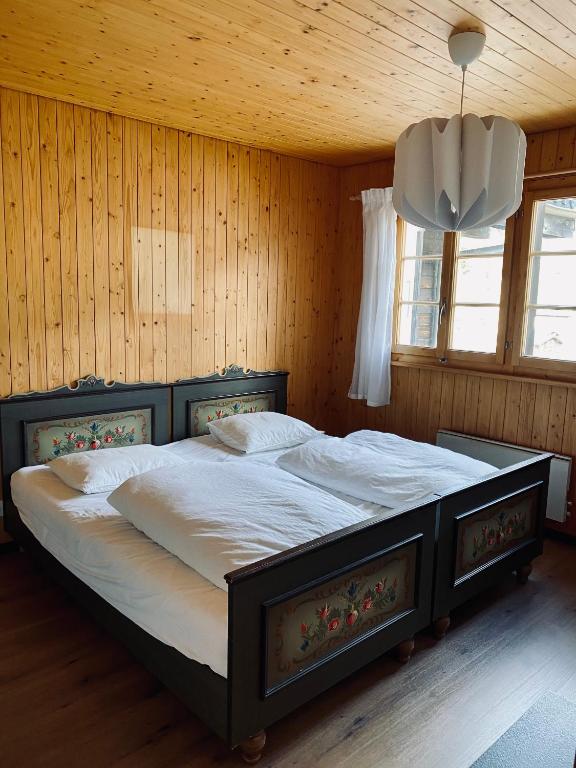 Postel nebo postele na pokoji v ubytování Chalet Amwäg