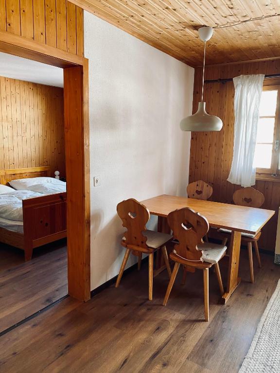 Postel nebo postele na pokoji v ubytování Chalet Amwäg