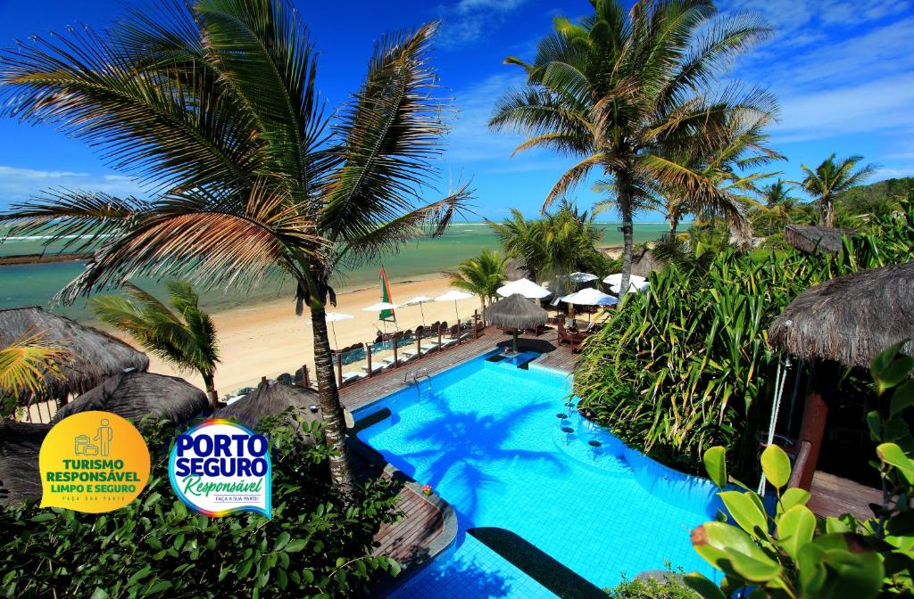 z góry widok na ośrodek z basenem i plażą w obiekcie Beijamar Praia Hotel w mieście Arraial d'Ajuda