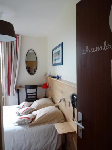 Postel nebo postele na pokoji v ubytování Hôtel Beauséjour Erquy