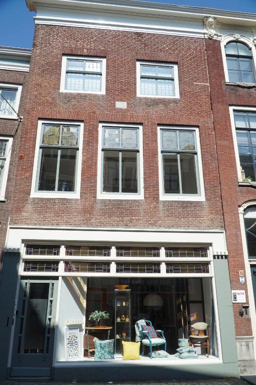 een bakstenen gebouw met een winkel ervoor bij Steeg 8 in Dordrecht