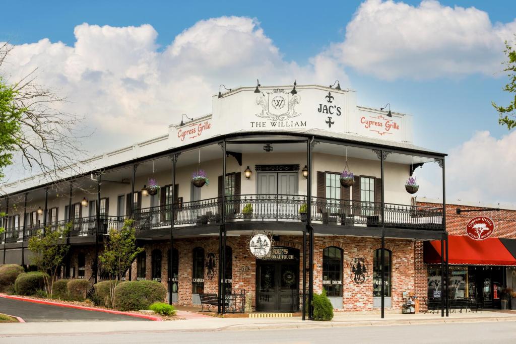 a building on the corner of a street at The William Boerne in Boerne