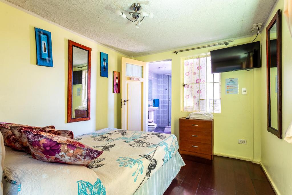 1 dormitorio con cama con almohada en Hostal Mi Maravilla, en La Serena