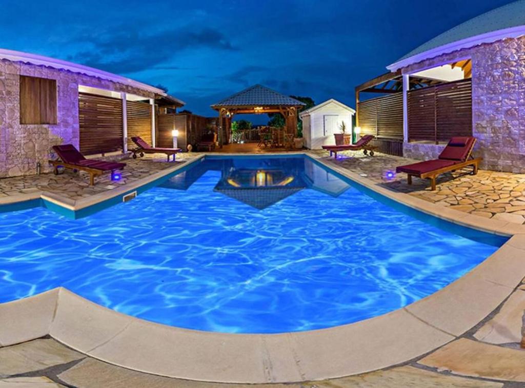 Majoituspaikassa Maison de 4 chambres avec piscine partagee jacuzzi et jardin clos a Anse Bertrand tai sen lähellä sijaitseva uima-allas