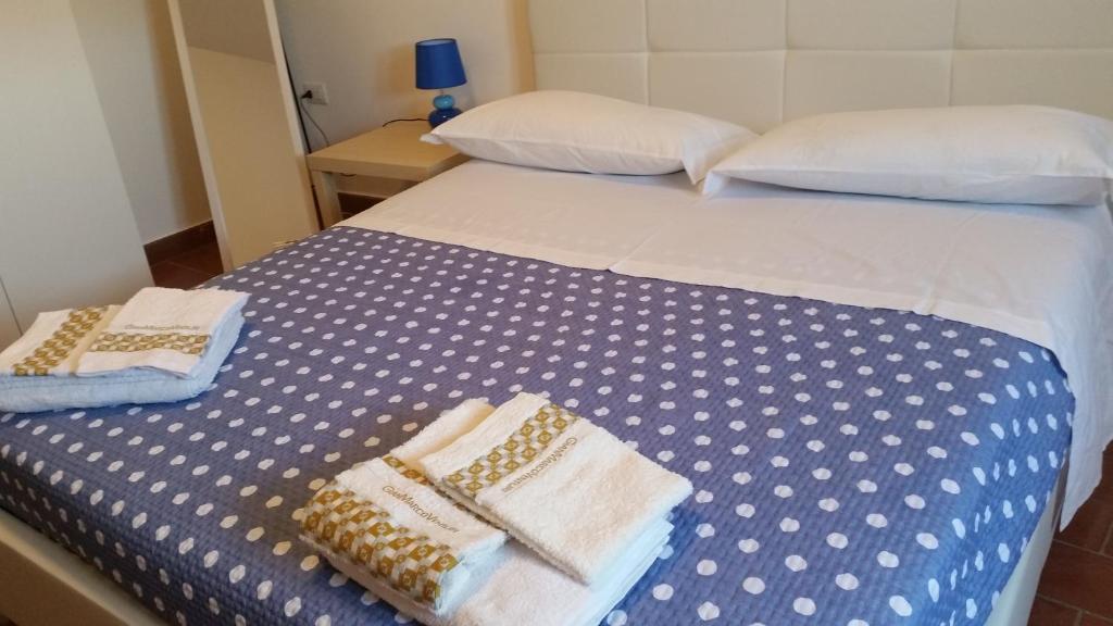 een slaapkamer met 2 bedden en handdoeken bij il Panorama di Vitorchiano in Vitorchiano
