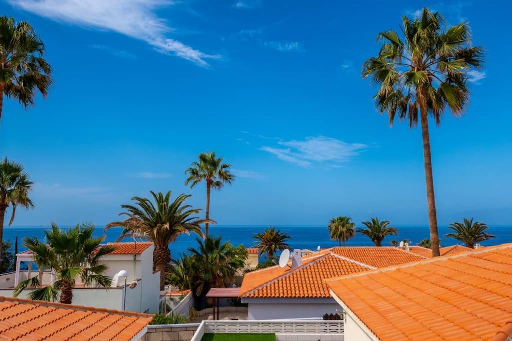 una vista del océano desde los tejados de las casas en Villa Iris, en Callao Salvaje