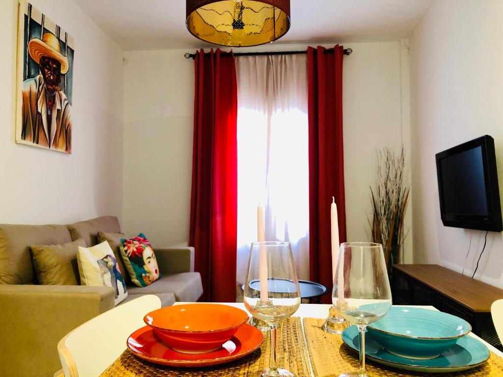a living room with a table with bowls and wine glasses at Apartamento La Habana Vieja in Jerez de la Frontera