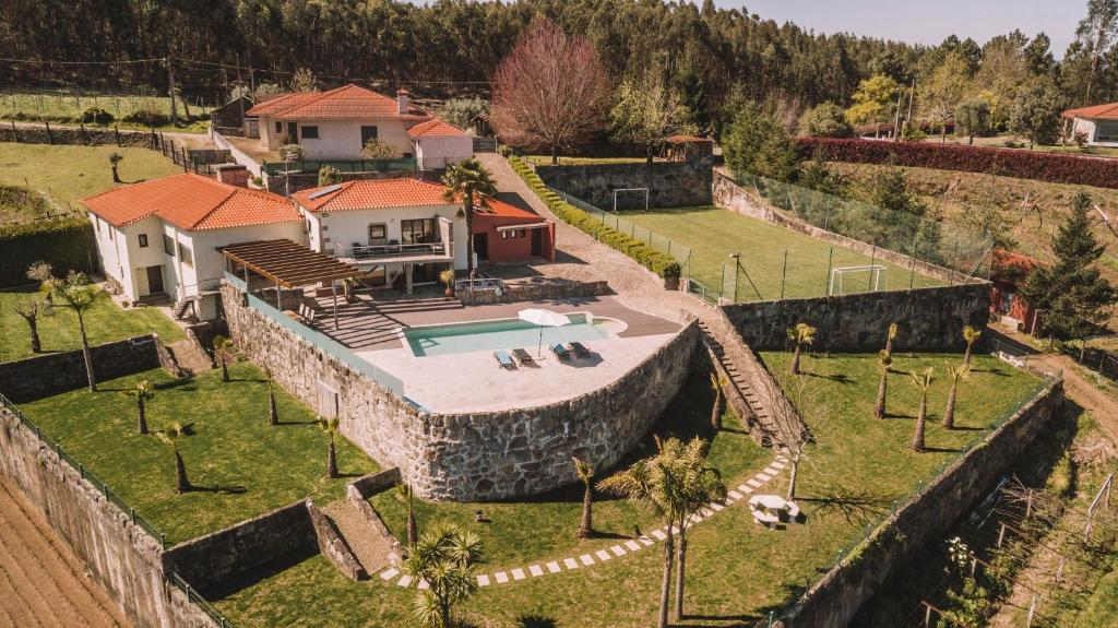 eine Luftansicht eines Hauses mit einer Steinmauer in der Unterkunft Casa das Santiagas em Arouca in Arouca