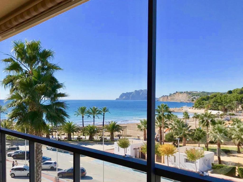 un apartamento en condominio con vistas a la playa desde el balcón en Luxurious apartment seafront Moraira, en Moraira