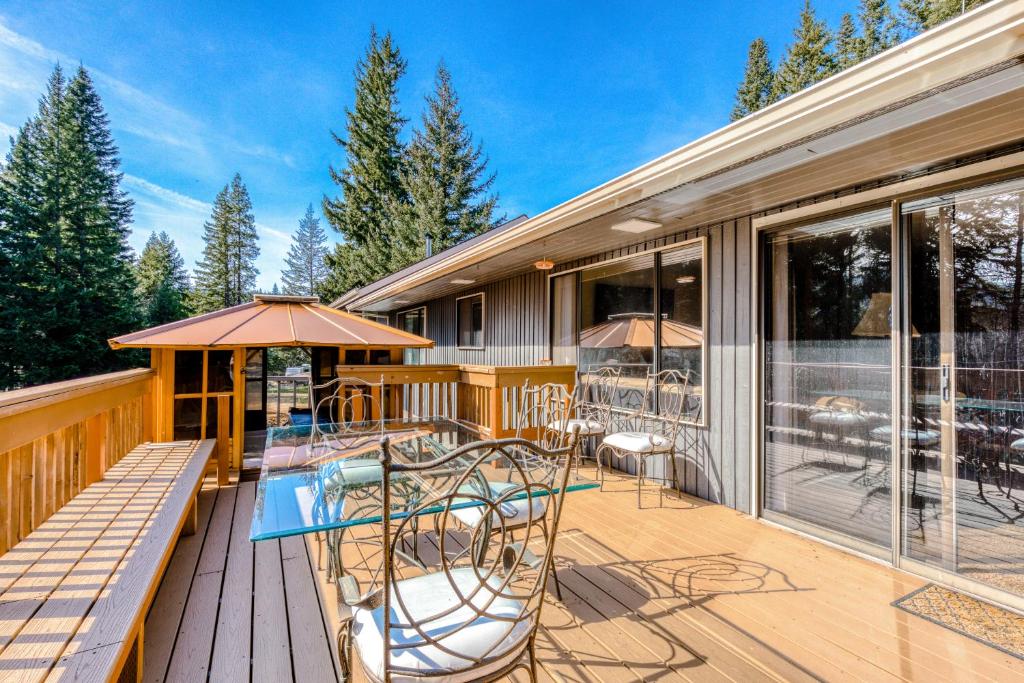 eine Terrasse mit einem Tisch, Stühlen und einem Sonnenschirm in der Unterkunft Parkdale Forest Paradise 