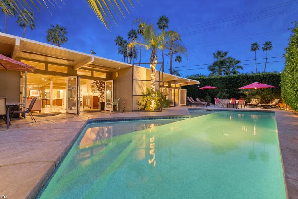 una piscina di fronte a una casa di Casa Tranquillo a Palm Springs