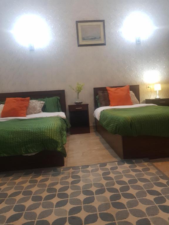 Postel nebo postele na pokoji v ubytování Downtown Inn