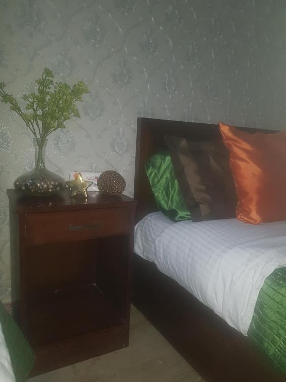 Postel nebo postele na pokoji v ubytování Downtown Inn