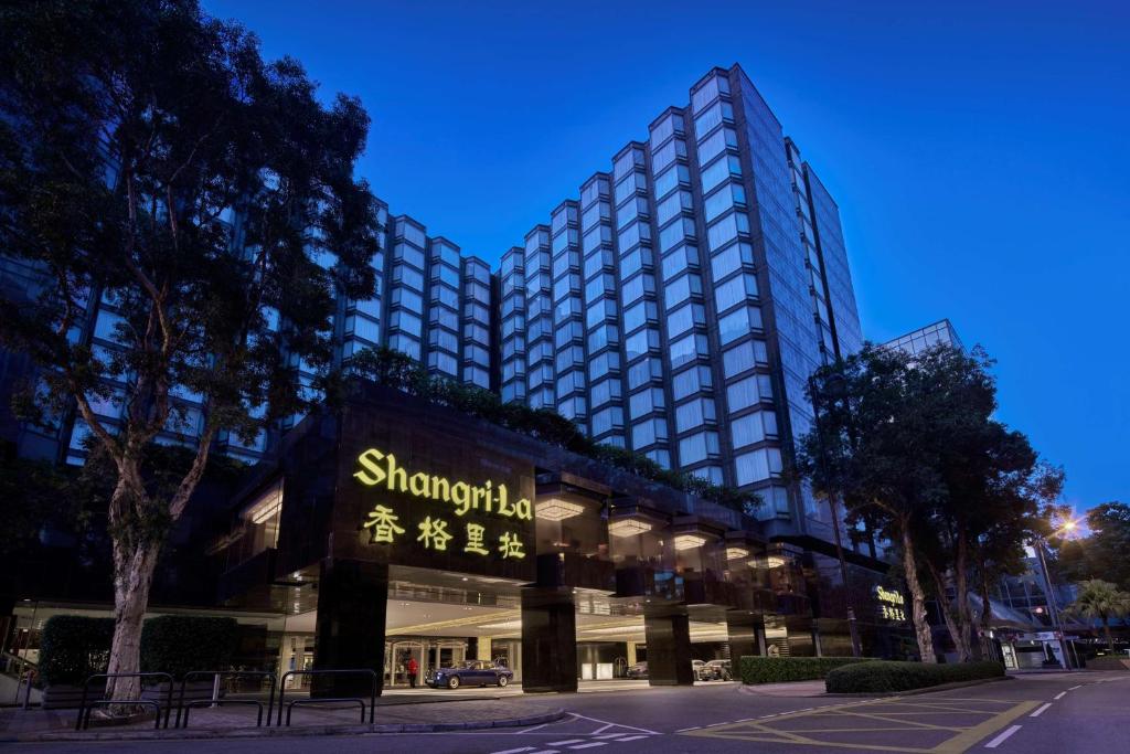 香港九龙香格里拉的前面有标志的建筑物