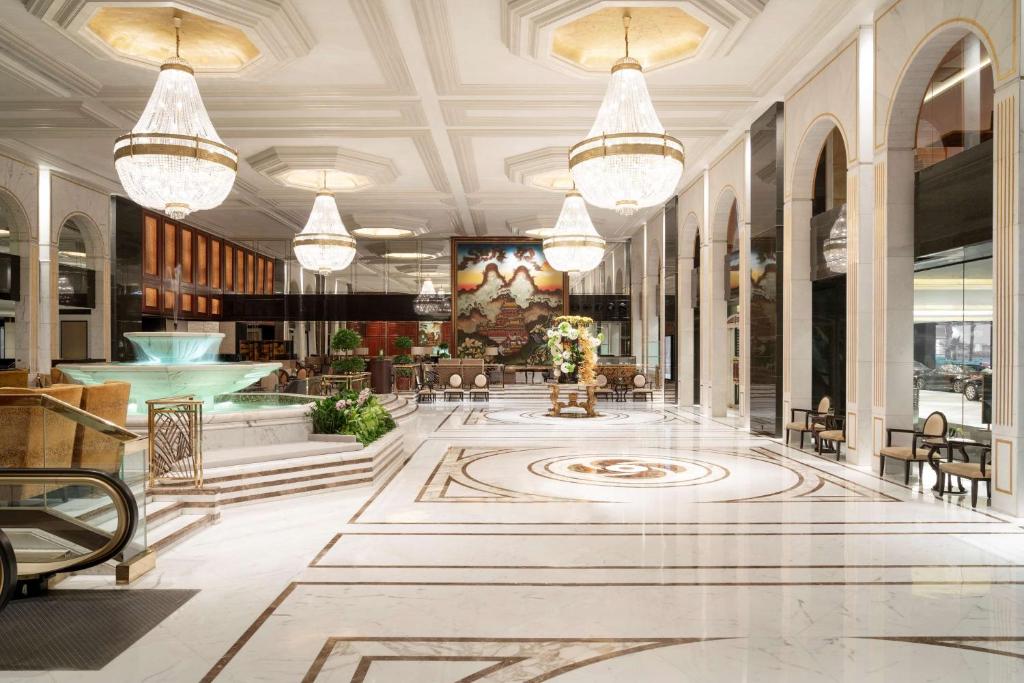 Kowloon Shangri-La: Elegant Comfort