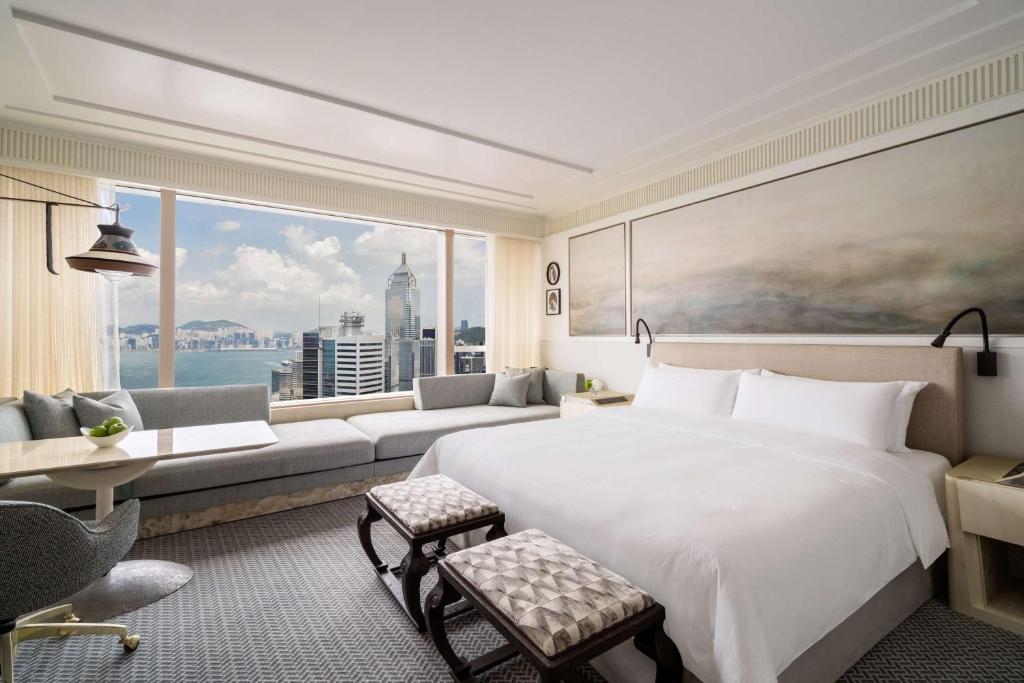 آيلاند شانغري-لا هونغ كونغ في هونغ كونغ: غرفة نوم بسرير كبير ونافذة كبيرة