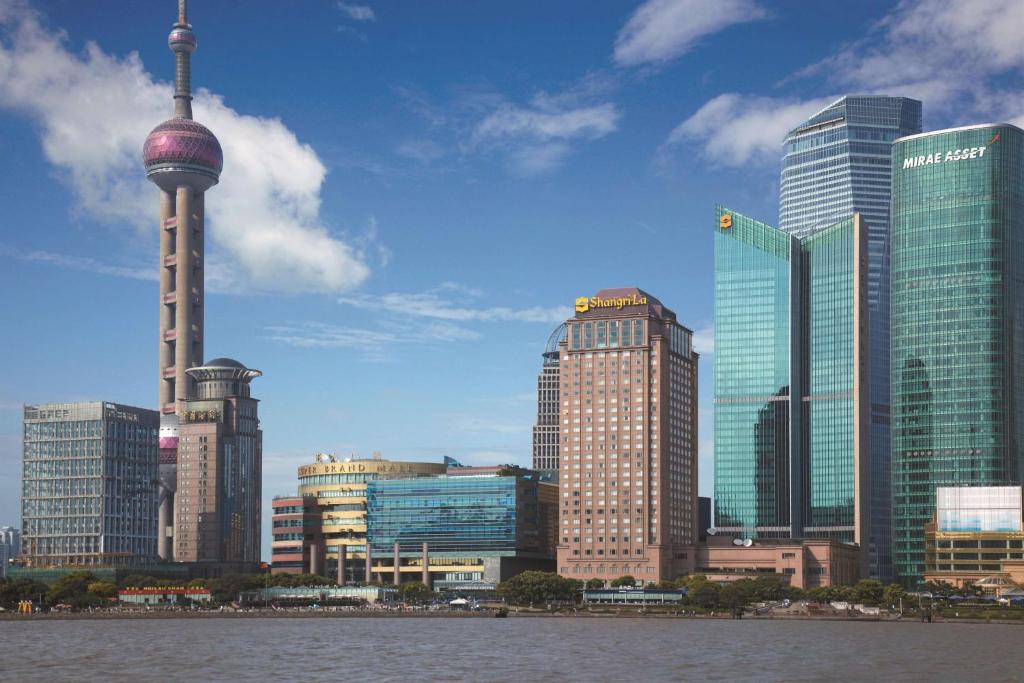 上海上海浦东香格里拉的高楼林立的城市景观