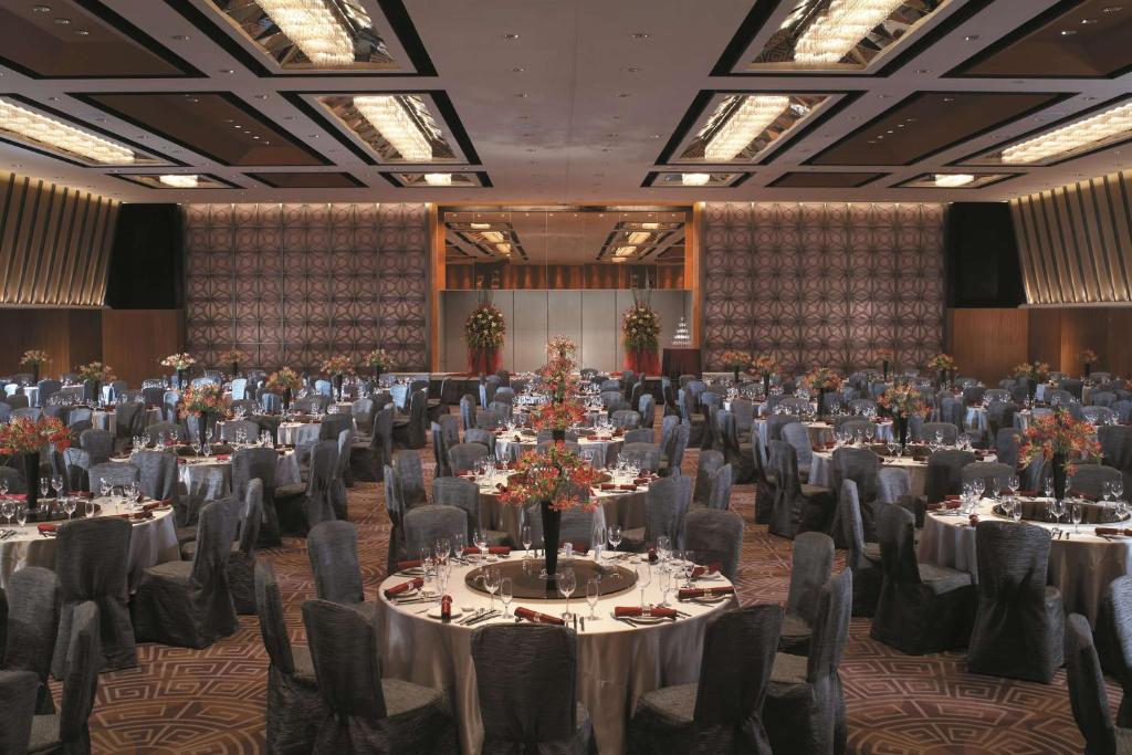 a large banquet hall with tables and chairs at Shangri-La Far Eastern Tainan in Tainan