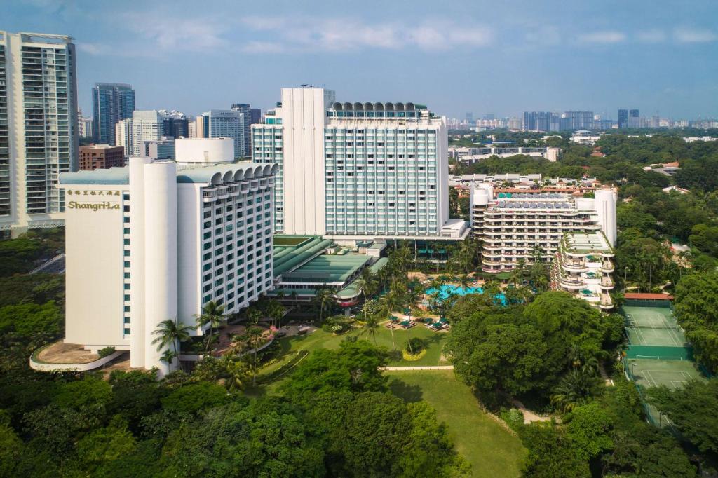 z góry widok na miasto z wysokimi budynkami w obiekcie Shangri-La Singapore w Singapurze