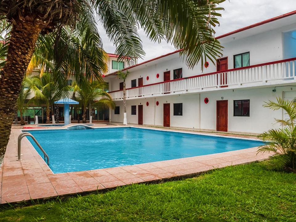Bazén v ubytování Hotel El Faro nebo v jeho okolí