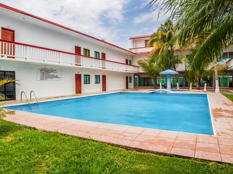 Bazén v ubytování Hotel El Faro nebo v jeho okolí