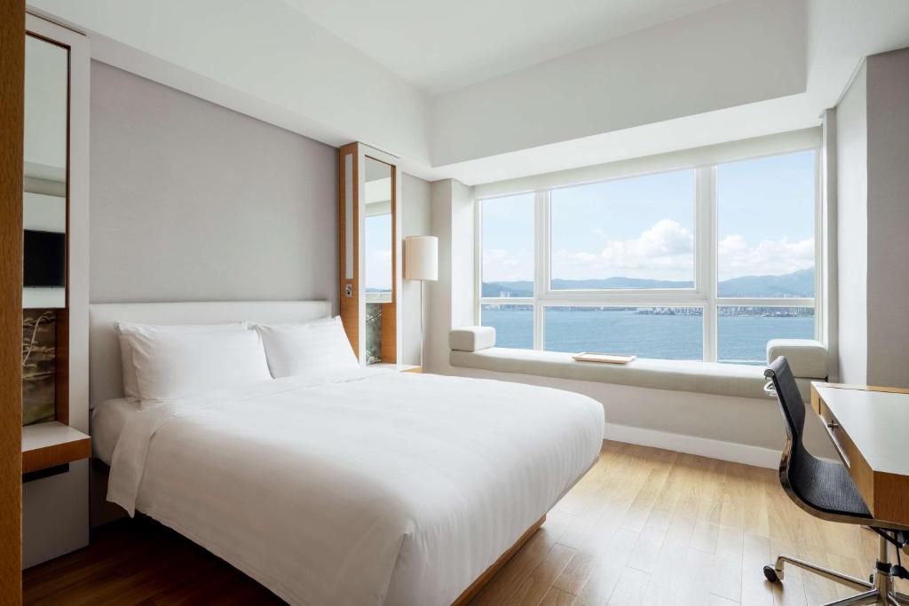 Rúm í herbergi á Jen Hong Kong by Shangri-La