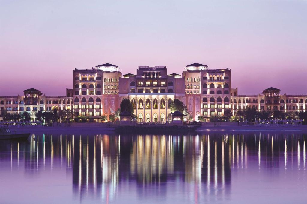 ein großes Gebäude mit Reflexion im Wasser in der Unterkunft Shangri-La Qaryat Al Beri, Abu Dhabi in Abu Dhabi