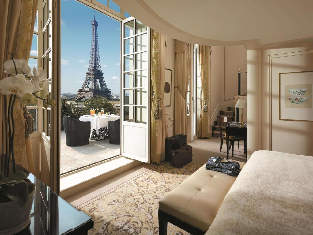 una camera da letto con vista sulla torre Eiffel di Shangri-La Paris a Parigi