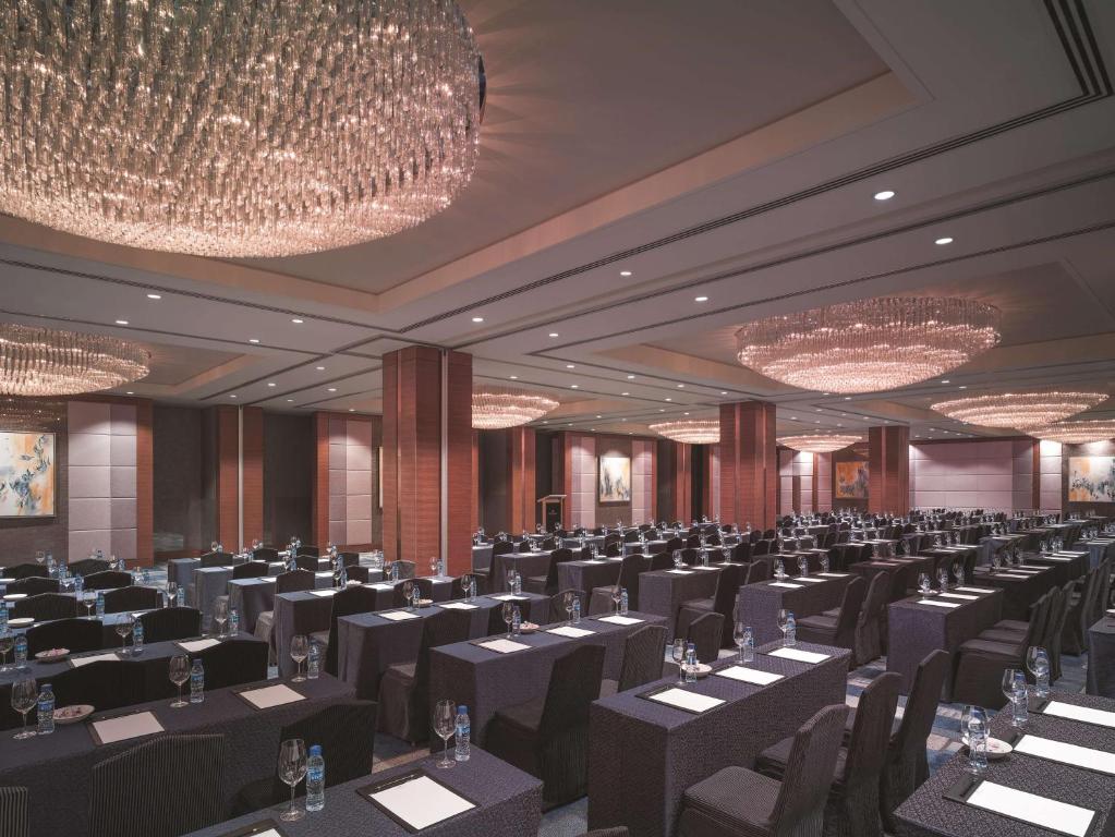 Restaurace v ubytování Makati Shangri-La, Manila