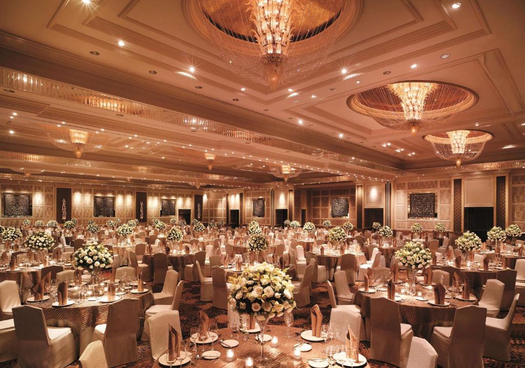 Restaurace v ubytování Makati Shangri-La, Manila