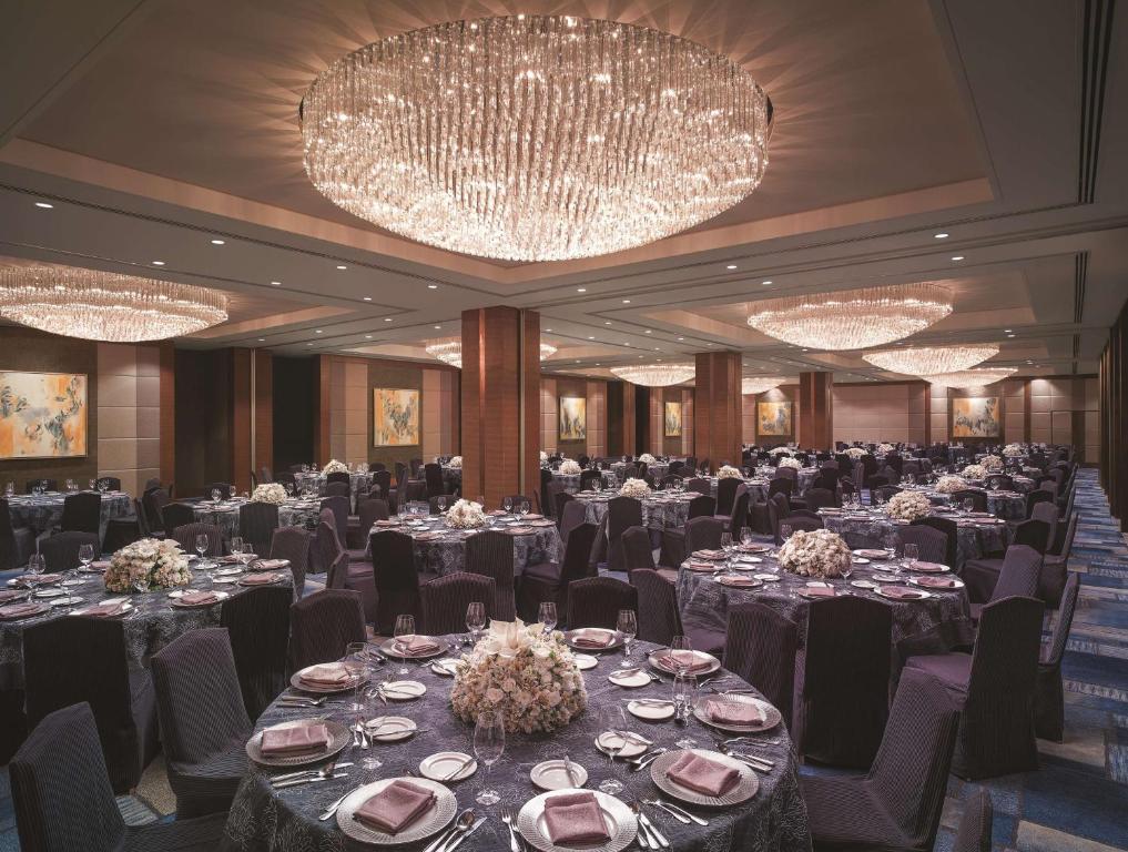 Restaurace v ubytování Makati Shangri-La, Manila