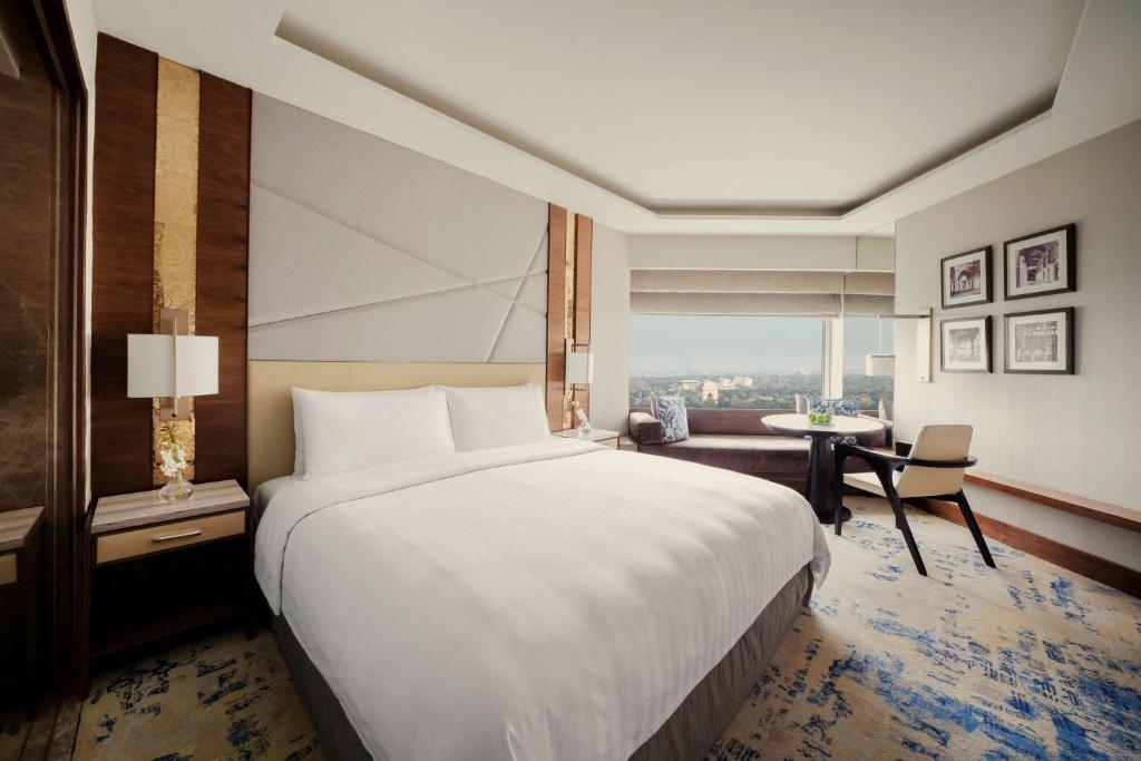 Postel nebo postele na pokoji v ubytování Shangri-La Eros New Delhi