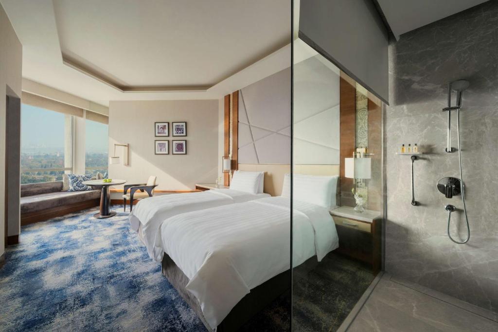 Postel nebo postele na pokoji v ubytování Shangri-La Eros New Delhi