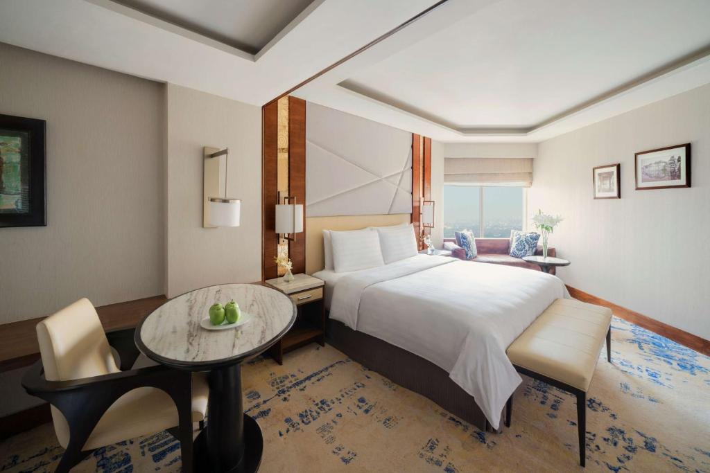 Postel nebo postele na pokoji v ubytování Shangri-La Eros New Delhi