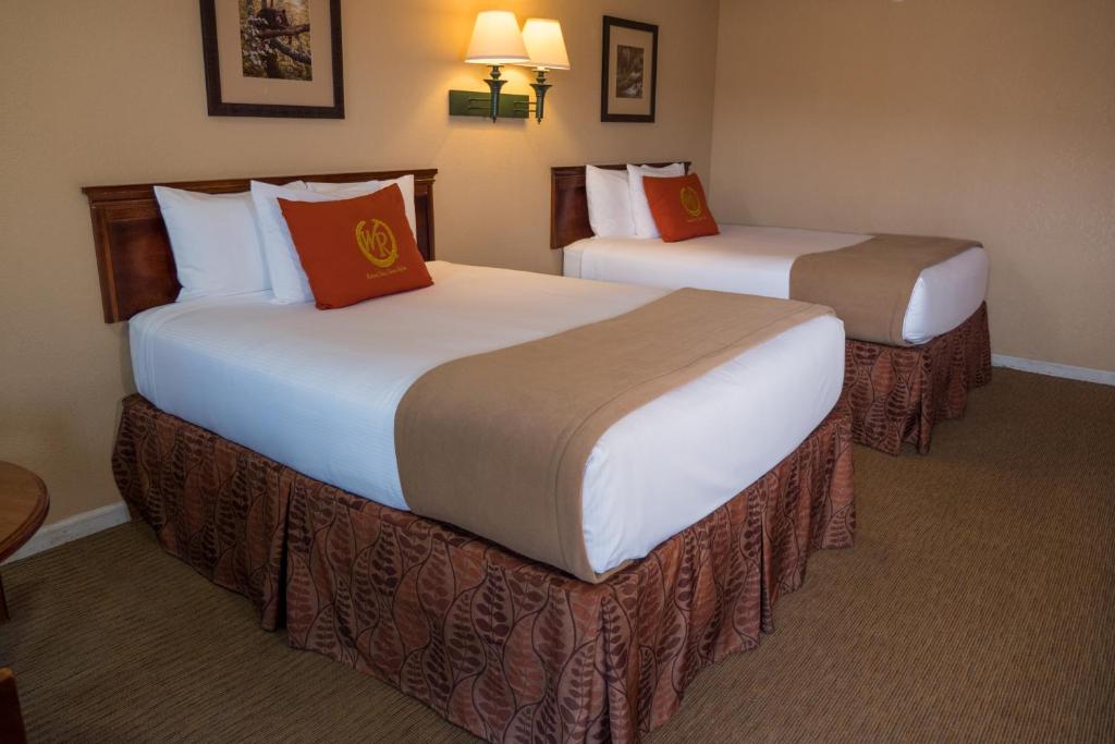 two large beds in a hotel room at Wild Bear Inn in Pigeon Forge