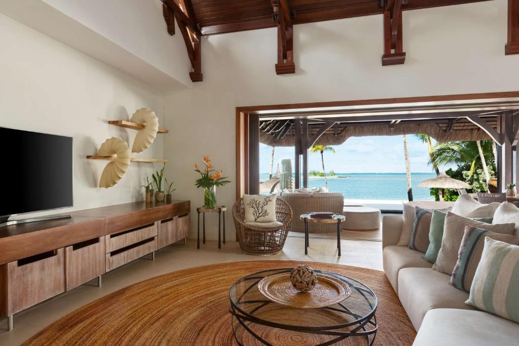 TV a/nebo společenská místnost v ubytování Shangri-La Le Touessrok, Mauritius