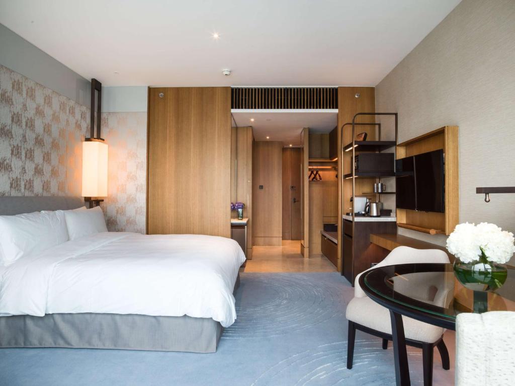 Postel nebo postele na pokoji v ubytování Kerry Hotel Hong Kong by Shangri-la