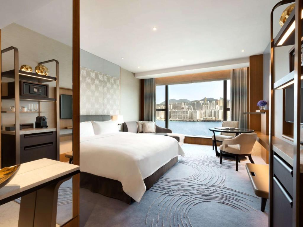 Postel nebo postele na pokoji v ubytování Kerry Hotel Hong Kong by Shangri-la