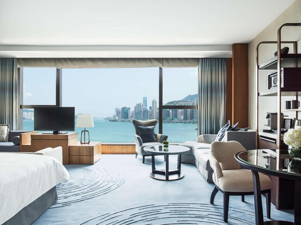 TV a/nebo společenská místnost v ubytování Kerry Hotel Hong Kong by Shangri-la